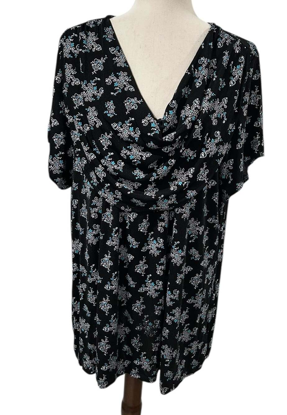 CJ Banks Black Knit White & Blue Floral Short Sleeve Blouse Size 2X EUC